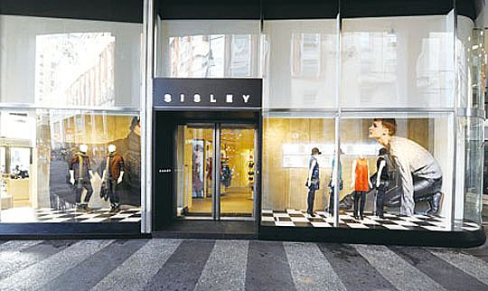 櫥窗LED透明屏價格多少錢？報價組成